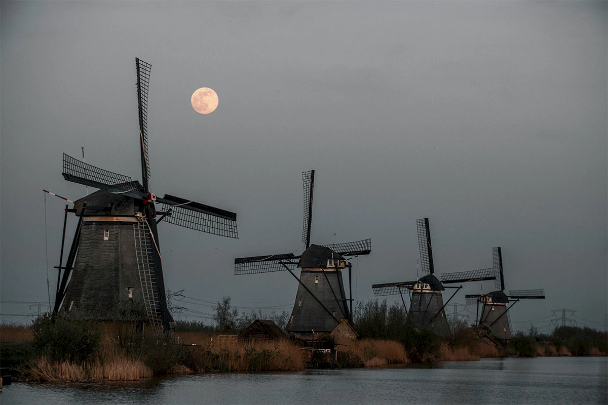 Fietsen door de polder of langs de molens? In Alblasserdam kan het! (kinderdijk-volle-maan.jpg)